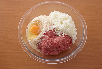 トマトの水煮は果肉をほぐし、玉ねぎはみじん切りにする。ひき肉をボウルに入れ、塩をふって粘りが出るまで練る。玉ねぎ、パン粉、卵を加えてよく練ってひき肉だねを作る。