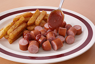 ソーセージを幅1センチに切って皿に盛り、1のソースとお好みのスパイスをかける。フライドポテトを添えて。