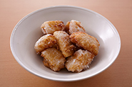 ごまみそ煮は揚げてもおいしい！お弁当のおかずにもぴったりです。片栗粉を薄くまぶし、中温（180℃）に熱した揚げ油で揚げましょう。中に火は通っているので、こんがり色づく程度でOK。