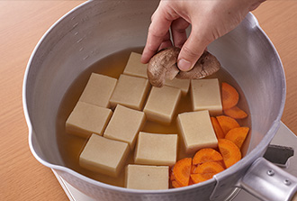 3の鍋にAを入れて中火にかけ、砂糖が溶けたら高野豆腐を加えてふたをし、軽く沸騰が続く程度に火を弱めて5分ほど煮る。にんじん、しいたけ、えびを加え、再びふたをしてさらに10分煮る。きぬさやを加えて少し煮たら、器に盛る。