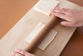 サンドイッチ用食パンは10センチ四方くらいになるようめん棒などで薄くのばす（大きい場合は食べやすいサイズに切る）。3の鶏肉を幅8ミリくらいに切り、きゅうり、ねぎとともに器に盛る。食パンにのせて甜麺醤をかけ、巻いて食べる。