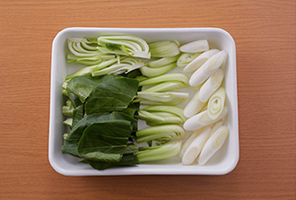 青梗菜は軸と葉に切り分け、軸を縦4等分に切る。ねぎは幅1センチの斜め切りにする。
