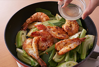 中火にし、にんにく、豆板醤を炒め、香りが出たら青梗菜の軸とねぎを戻し入れる。さらに青梗菜の葉を加えて軽く炒め、みりん、塩で味つけをする。仕上げにしょうゆを鍋肌から回し入れ、全体になじませる。