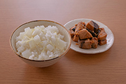 ぶりの甘辛煮は、ご飯のおかずやお酒のおつまみにしても！！大根しょうが飯と別々で食べるのもおすすめです。