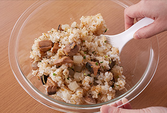大根しょうが飯が炊きあがったら3と白ごま、万能ねぎを加えて混ぜ合わせる。