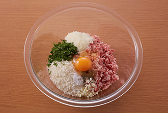 ボウルにミートボールのたねの材料を入れ、粘り気が出るまで練る。10等分にして丸め、薄力粉をまぶす。