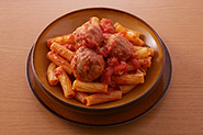 ショートパスタとあえて食べてもおいしい！太めのマカロニがおすすめ（1人分60gくらいが目安）。