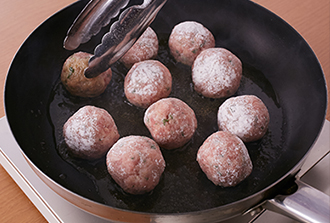 フライパンにオリーブ油を入れて中火で熱し、ミートボール全体に焼き色がつくまでころがしながら焼く。