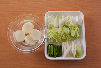 じゃがいもは皮をむいて半分に切り、水に数分さらして水気をきる。白菜は一口大に、にらは長さ4センチに切る。ねぎは幅1センチの斜め切りにする。