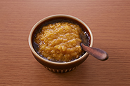 にんにく風味のルイユソースをつけて食べるのもおすすめ。バゲットに塗ってもおいしいのでぜひお試しを。ルイユソースの作り方と材料（作りやすい分量）：にんにくのすりおろし（小さじ1）、パン粉（1/4カップ）、魚介のスープ（大さじ1）、塩（小さじ1/2）、一味唐辛子（小さじ1/4）をボウルに入れて泡立て器でよく混ぜ、卵黄（1個分）も混ぜ合わせる。オリーブ油（1/2カップ）を少しずつ加えながら混ぜ、マヨネーズ状にする。
