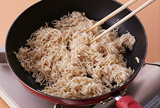 フライパンにごま油を入れて熱し、切干し大根を入れて強火で2分ほど炒める。にんじん、油揚げも加えてさっと炒め合わせる。