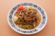 ミートソースのかわりにカレーソースをかけるのもおすすめです。 カレーソース 材料（2人分）と作り方 ①豚バラ薄切り肉（100g）を幅4センチに切る。玉ねぎ（1/2個）はくし形に切る。②フライパンにサラダ油（小さじ1）を中火で熱し、豚肉、玉ねぎを入れて3分ほど炒め、水（1と1/2カップ）を加えて3分ほど煮る。一度火を止め、カレールウ（2皿分）を加えて溶かし、再び中火にかけてふつふつするまで煮る。焼きそばにかければでき上がり！