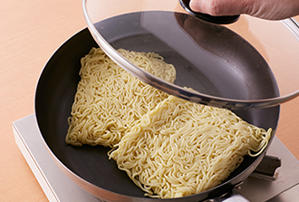 別のフライパンにサラダ油を中火で熱し、中華蒸し麺を入れてかるくほぐし、ふたをして2分蒸し焼きにする。上下を返し、再びふたをしてさらに2分焼く。