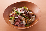 いろいろな野菜と合わせて、サラダ仕立てにしてもよいでしょう。タリアータのサラダ仕立て　材料（2人分）と作り方：①フライパンにオリーブ油（大さじ1/2）を強火で熱し、斜め切りにしたグリーンアスパラガス(4本)、縦半分に切ったマッシュルーム（3個）、くし形切りにしたたけのこの水煮（80g）を2分ほど炒める。②牛肉、パルミジャーノレッジャーノとともにあえ、ソースをかける。