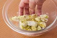 ゴーヤの種とわたは数日もつので、他の料理に使ったものをとっておいて、まとめて焼いてもいいですね。ゴーヤの種とわた1本分に対して塩小さじ1/8をふり、薄力粉、卵液をからめて焼きます。
