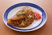 ご当地では、行田フライと焼きそばを一緒に食べる事もあるようです。薄い生地の上にソース味の焼きそばをたっぷり置いて、折りたたむように挟んで食べてもボリューム満点！