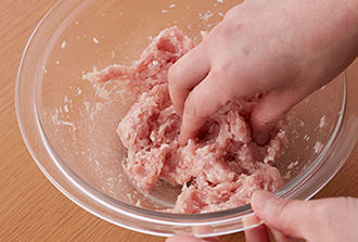ピーマンはへたと種を取ってみじん切りにする。ボウルにひき肉と塩を入れ、粘りが出るまでよく練る。ピーマンとAを加えてよく混ぜ合わせてたねを作る。