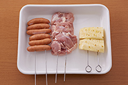 牛かたまり肉以外に、ソーセージ、鶏もも肉、パイナップルなどを金串に刺して焼いてもOK！鶏肉は中までしっかり火が通るように焼きましょう。