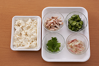 豆腐はちぎってペーパータオルの上にのせて水気をきる。あじは魚焼きグリルで焼き、粗熱が取れたら皮と骨を外して身をほぐす。きゅうりは薄い輪切りにし、塩少々（分量外）でもむ。みょうがは縦半分に切り、さらにせん切りにする。青じそはちぎる。