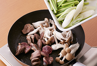 フライパンにごま油を中火で熱し、砂肝を入れて2分ほど炒める。1の野菜を加えて強火にし、さらに2分ほど炒める。Aを加えてさっと混ぜ合わせ、全体がなじんだら器に盛って一味唐辛子をふる。