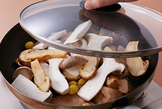 フライパンにごま油を中火で熱し、鶏肉、エリンギ、松茸、ぎんなんを入れ、ふたをして4分蒸し焼きにする。全体を混ぜ、再びふたをしてさらに4分蒸し焼きにし、いったん取り出す。