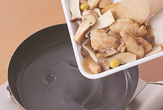 フライパンをペーパータオルで拭き、あんの材料を入れて中火にかける。とろみがついてきたら2を戻し入れ、混ぜ合わせたら1分ほど煮る。