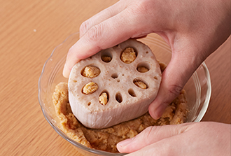 器にAを混ぜ合わせる。中央を少し高くしてから、れんこんの断面を押しつけて穴に詰める。穴を指で押さえながら、穴全体にしっかり詰める。