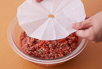 耐熱のボウルにひき肉とAの材料を入れて混ぜ合わせる。オーブン用シートで落としぶたをして、電子レンジ（600W）で8分加熱する。ローリエを取り除き、熱いうちに薄力粉を加えて混ぜ、粗熱をとる。