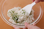 ご飯をパセリライスにするのもおすすめです。バターと一緒にパセリのみじん切り（好みの量）を加えましょう。
