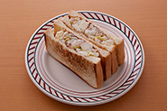 パンとの相性も抜群なので、サンドイッチの具におすすめです。8枚切りの食パンをトーストしてバターを塗り、サラダの汁気をきってはさみましょう。