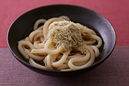 鍋の〆に、とろろ昆布うどんはいかがですか？　煮汁の残っている鍋にうどんを入れて煮て、器に盛ってとろろ昆布適量をのせます。カニ風味のだしととろろ昆布がよく合います。〆をそばにして年越しそばにするのもおすすめです。
