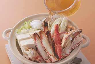 鍋に水菜以外の具を入れ、Aを混ぜて加えて中火にかける。10分ほど煮たら水菜を加えてさっと煮る。取り分けながら、好みの薬味を入れて食べる。