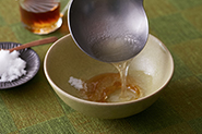 器にごま油と塩を入れ、煮汁で溶いて具材をからめながら食べるのが特徴です。好みの塩加減でいくらでも食べられます！