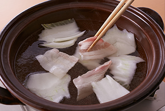鍋にAを入れて火にかけ、煮立ってきたら、そぎ切りにした白菜の芯、豚肉、しいたけを入れて10分ほど煮る。