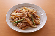 みそ味の焼うどんにアレンジしてみましょう。みそ味きんぴら焼きうどん　材料（1人分）と作り方：①冷凍うどん（1玉）を表示通りに解凍する。②フライパンにサラダ油（少々）を中火で熱し、豚肉と大根のきんぴら（1/4量）とうどんを入れて炒め合わせる。器に盛って、白すりごま（適量）をふる。
