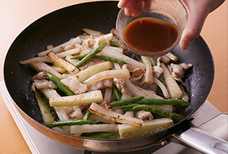 フライパンにごま油を強火で熱し、豚肉、大根、さやいんげんを入れる。時々混ぜながら5分ほどじっくり炒める。大根に焼き色がついてきたらAを加えて1分ほど炒め合わせ、赤唐辛子を加えてさっと混ぜる。