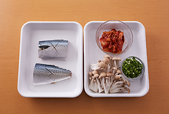 さばは2等分に切り、それぞれ皮に十文字の切り込みを入れる。キムチは食べやすい大きさに切る。しめじは石づきを取り小房に分ける。にらは幅5ミリに切る。