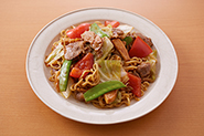 最後に中華蒸し麺(1玉)を加えて炒め合わせると、一皿で満足のホイコーロー焼きそばになります。好みで塩味を調整しましょう。