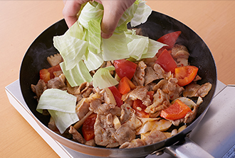 たけのこ、パプリカを入れ手早く炒め、キャベツも加え、しんなりするまで炒める。きぬさやを加えて、Aをかきまぜながら回し入れ、全体になじむまで炒め合わせる。