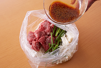 えのきだけは根元を切り落とし、長さを半分に切る。万能ねぎは長さ4センチに切る。牛肉は食べやすい大きさに切る。ポリ袋に牛肉、えのきだけ、万能ねぎ、Aを入れてもみ込み、そのまま5分ほどおく。