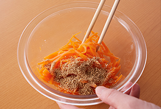 にんじんナムルを作る。にんじんはせん切りにし、耐熱のボウルに入れてラップをかけ、電子レンジ（600W）で1分30秒ほど加熱する。Bを加えて味をなじませたら、白すりごまを加えてあえる。