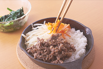 それぞれのスキレットにごま油を塗ってご飯を広げる。2の野菜、炒めた3の牛肉を放射状に並べ、中央に卵を割り入れる。白いりごまをふり、ふた（またはアルミホイル）をかぶせて3～5分中火にかける。卵の白身が白くかたまってきたらでき上がり。コチュジャンをのせ、熱いうちに混ぜて食べる。