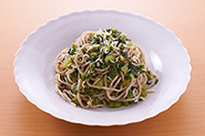 かわりあえ麺にアレンジ！ゆでそば（1玉）に炒めたつるむらさきとしらす（半量）をあえ、しょうゆ（少々）をからめるだけ。そばの香りとつるむらさきのほろ苦さがよく合います。