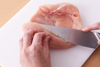 鶏肉の厚みのある部分に包丁をねかせて切り込みを入れ、観音開きにして厚みを均一にする。<br><strong>耐熱性のポリ袋</strong>に入れ、Aを加えてもみ込む。ローリエも加えて空気を抜いて閉じ、10～15分おく。<br>鍋に耐熱の皿を敷いて鶏肉を入れ、かぶるくらいのたっぷりの水を注ぎ入れて強火にかける。沸騰したら弱火にし、20分ほど、時折上下を返しながら煮る。取り出してボウルに入れた水につけ、しっかりと冷やす。<br>※調理の際は、ポリ袋の表示を確認し、鍋肌に袋が触れないよう気をつける。