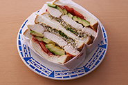 鶏ハムはサンドイッチの具にぴったりです。厚めの食パンに野菜と共にたっぷり入れてはさみ、ラップで包んでしっかりなじませましょう。半分に切って、ボリューミーなサンドイッチのできあがり！ 