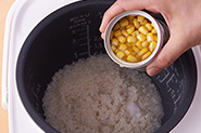 生のとうもろこしがないときは、ホールコーンの缶詰でもできます。米を炊飯器に入れたらホールコーン缶詰（190g）を汁ごと入れ、塩、みりん、しょうゆを加えて炊飯器の通常の目盛りまで水を入れ普通に炊きます。