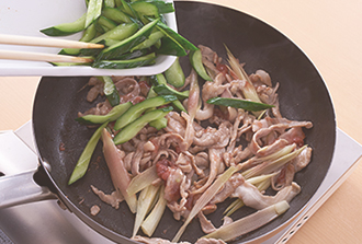 同じフライパンに残りのサラダ油を入れて豚肉を入れ、強めの中火でほぐしながら炒める。みょうがを加えて30秒ほど炒め、Bを加えて全体にからめる。2のきゅうりを戻し入れ、さっと混ぜ合わせて、塩で味をととのえる。