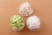 同じ味つけで、野菜を変えるとまた違った味わいで楽しめます。もやし、大根、キャベツなどがおすすめ。細めに切るかせん切りにして、形を揃えるのがポイントです。
