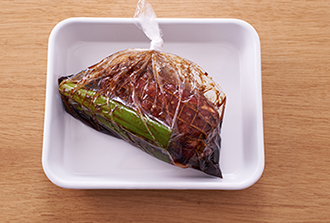 豚肉はフォークで数カ所つつき、ポリ袋に入れる。Aを加え、よくもみ込んで口を閉じ、90分以上（半日でもよい）おく。