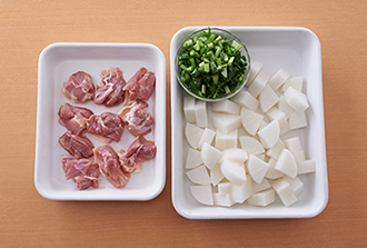 鶏肉は一口大に切って塩をまぶす。大根は皮を厚くむき、厚さ1センチのいちょう切りにする。大根の葉がある場合は長さ1センチに切り、塩少々（分量外）をまぶしておく。